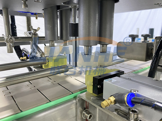 เครื่องบรรจุของเหลวขวดขนาด 250 มล. เครื่องบรรจุลูกสูบอัตโนมัติ Capping Labeling Line